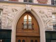  Sculptures au dessus d'une porte d'entrée d'immeuble, rue Monsieur le Prince (6e)